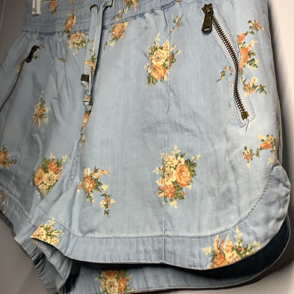 Forever 21 Floral Shorts - Picture 2 of 9
